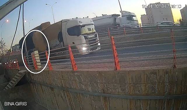Tırdan Düşen Saman Balyaları Tehlike Saçtı: Yaya Son Anda Kurtuldu