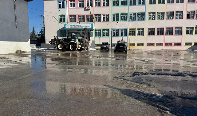 Viranşehir’de Okul Bahçeleri Kardan Temizlendi