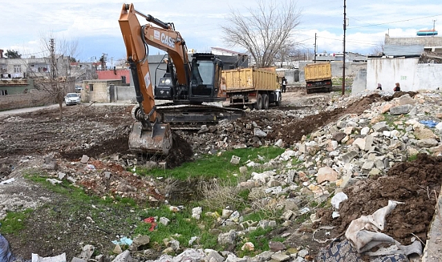 Hilvan’da Deprem Sonrası Yıkım Alanlarında Temizlik Çalışmaları Sürüyor