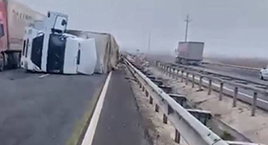 Viranşehir OSB Yakınlarında Geri Dönüşüm Yüklü Tır Devrildi
