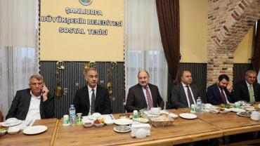Başkan Gülpınar, İlçe Belediye Başkanları Ve Meclis Üyeleriyle İftarda Buluştu