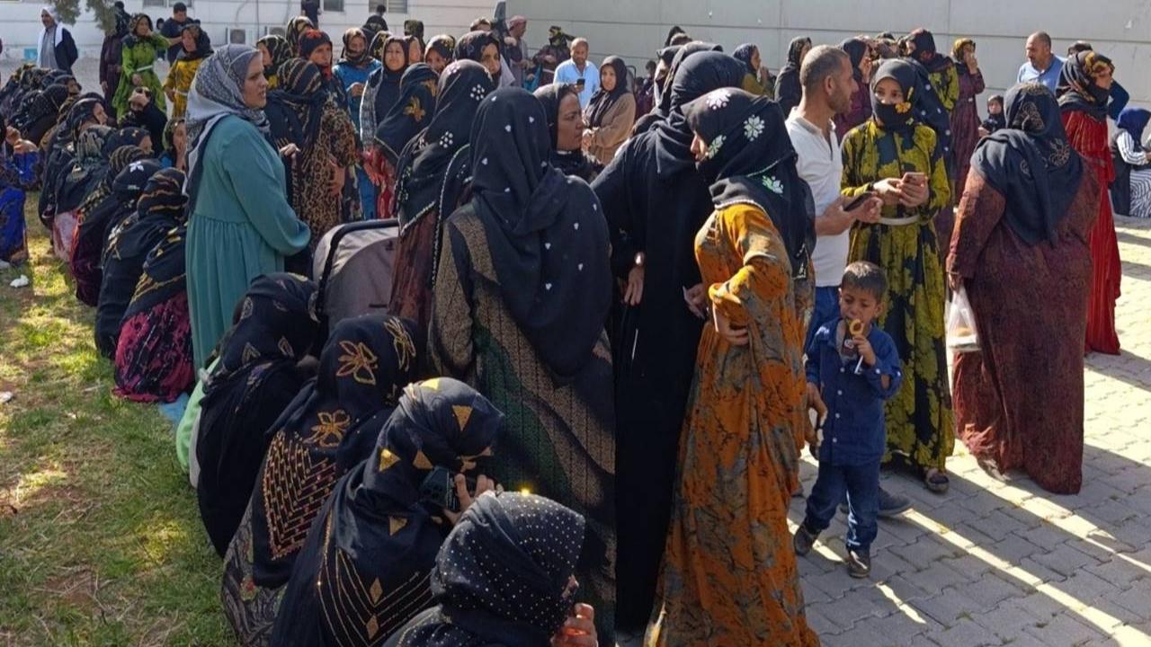 Akçakale’de Banka Önünde Uzayan Kuyruklar Vatandaşı Mağdur Etti