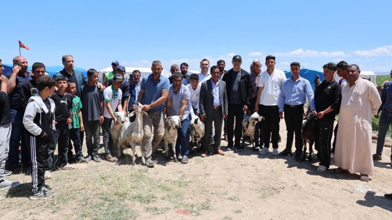 Eyyübiye Belediyesi’nden Tarım İşçisi Ailelere Kurbanlık Ve Yardım Kolisi Dağıtımı