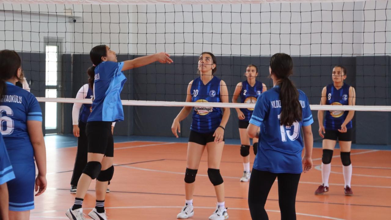 Karaköprü’de Voleybol Turnuvasında Heyecan Sürüyor