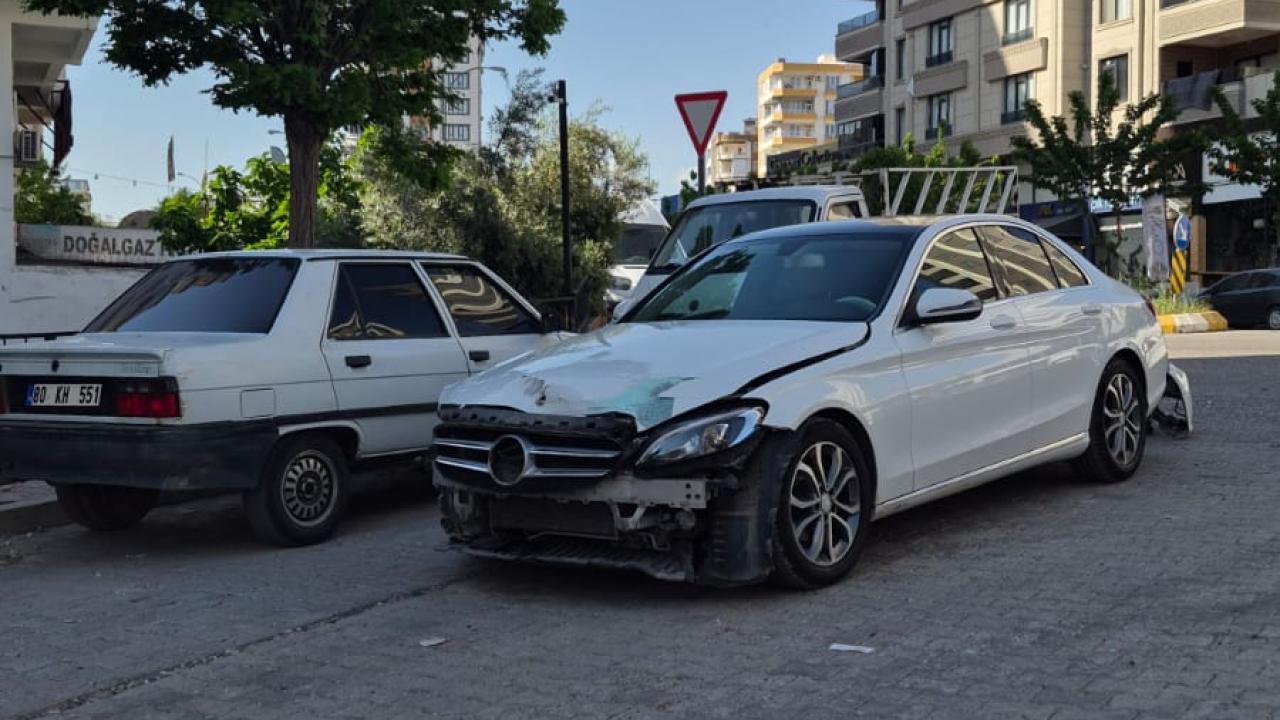 Şanlıurfa'da lüks araç motosiklete çarpti: 2 kişi yaralandı