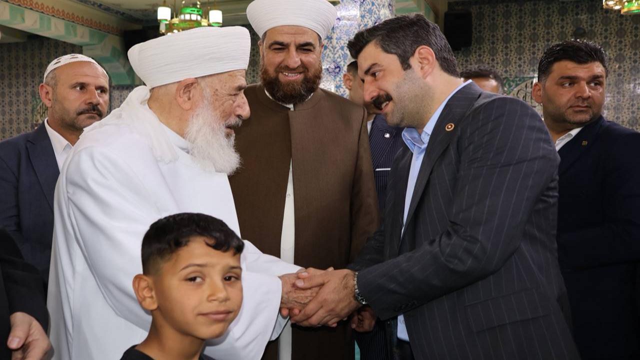 Vekil Eyyüpoğlu, Eyyüp Peygamber Camii’nde Vatandaşlarla Bayramlaştı