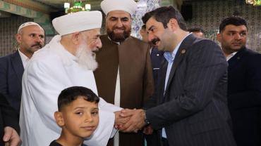 Vekil Eyyüpoğlu, Eyyüp Peygamber Camii’nde Vatandaşlarla Bayramlaştı