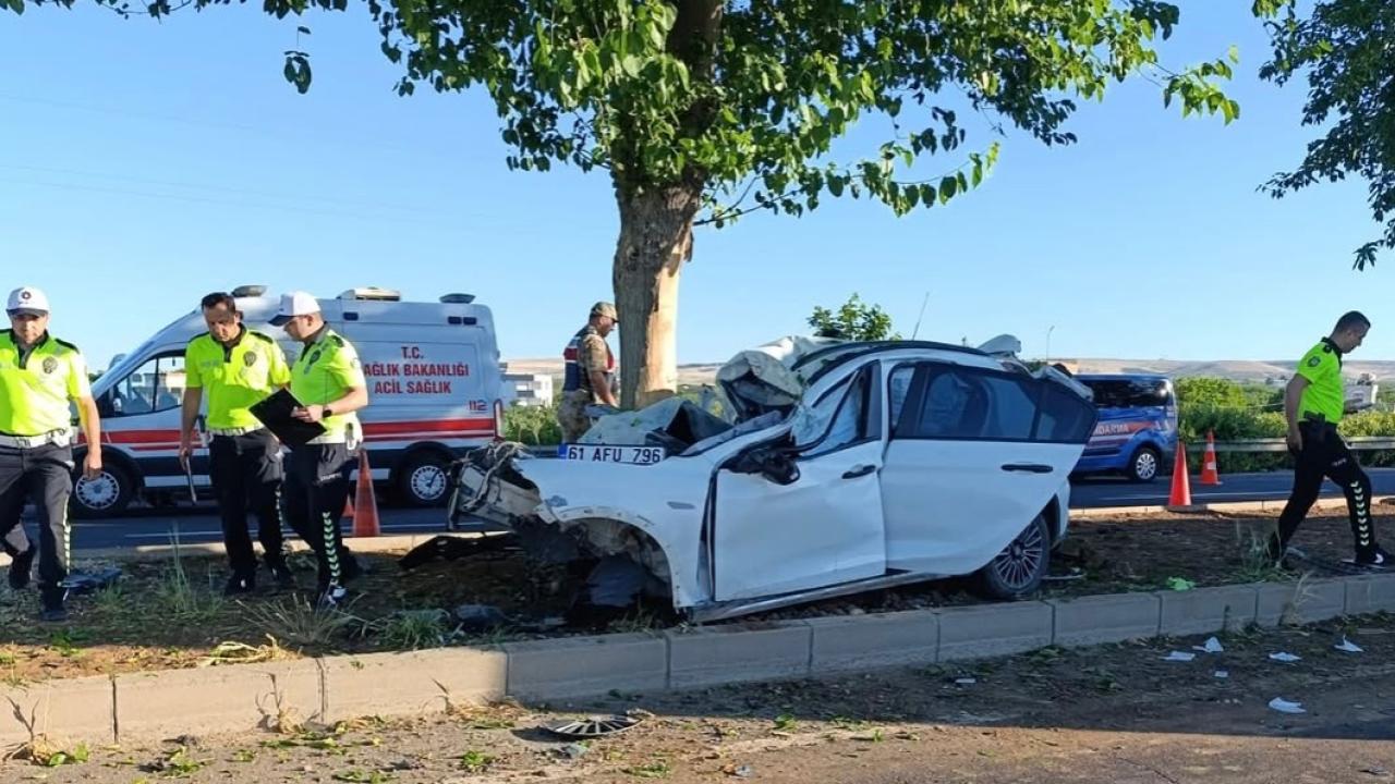 Urfa’da Feci Kaza! Otomobil Ağaca Çarptı, 1 Ölü