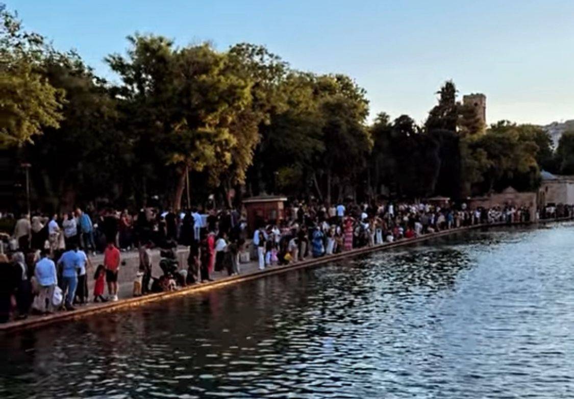 Şanlıurfa’da Bayram Yoğunluğu Balıklıgöl’e Taştı