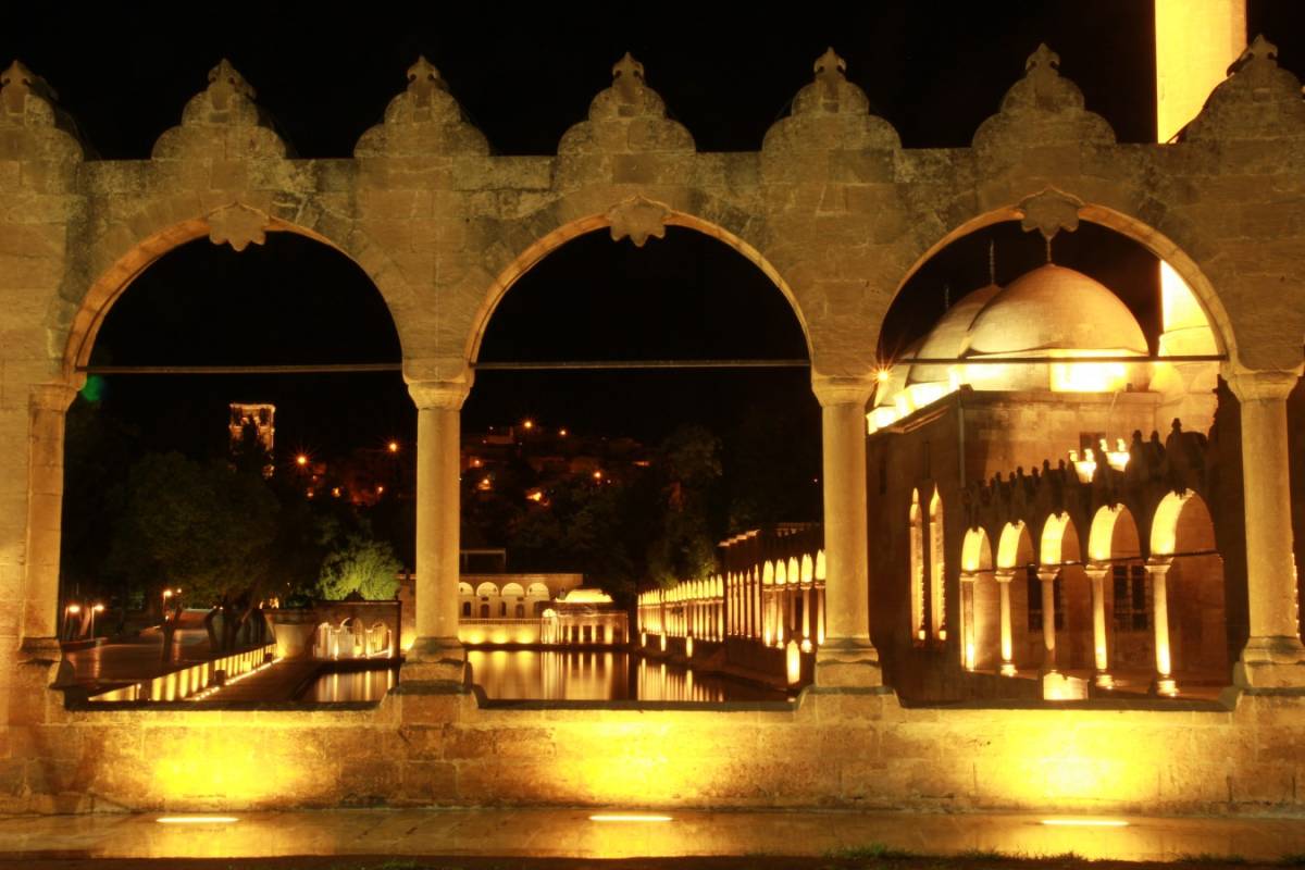 Balıklıgöl: Şanlıurfa'nın Kalbinde Yer Alan Kutsal Mekân