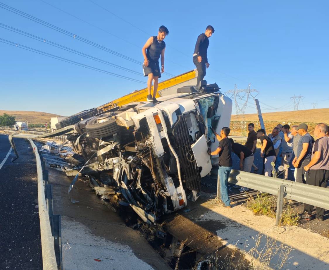 Urfa'da Tır Şarampole Devrildi: Sürücü Yaralandı
