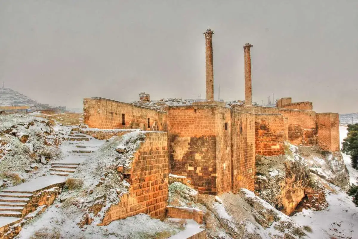 Urfa Kalesi: Şanlıurfa'nın Zirvesindeki Tarih Hazinesi