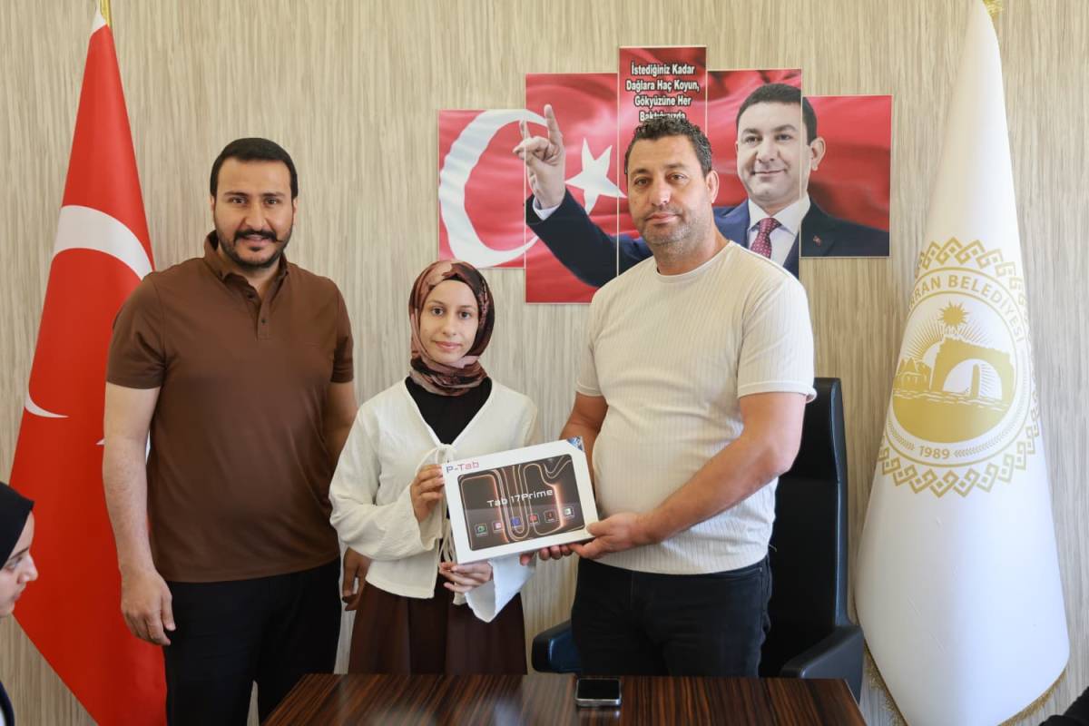 Harran Belediyesi Dereceye Giren Öğrencileri Tablet İle Ödüllendirdi
